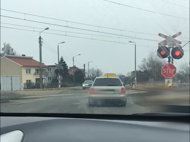 Jeżdżą przez przejazd kolejowy pomimo świecącej sygnalizacji