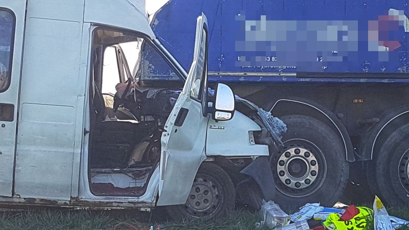 Wypadek w Czekanowie. Kurier busem wjechał w tył ciężarówki