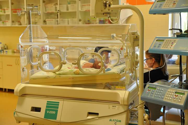 Noworodek z Cerekwicy oraz matka wychodzą ze szpitala