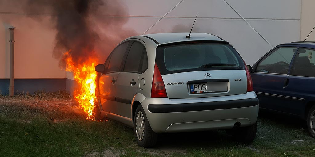 Pożar samochodu pod marketem OSTROW24.tv Ostrów