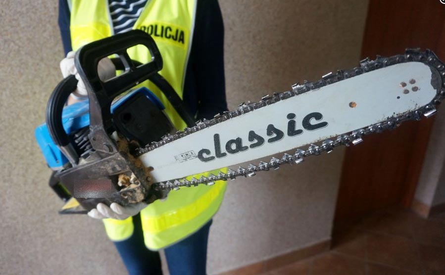 Z piłą łańcuchową ruszył na policjantów. Ci musieli sięgnąć po broń!