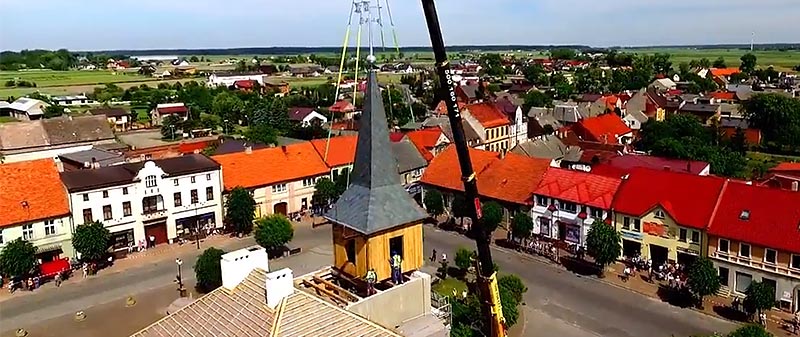 Zamontowali zmodernizowaną wieżę ratuszową (wideo z drona)