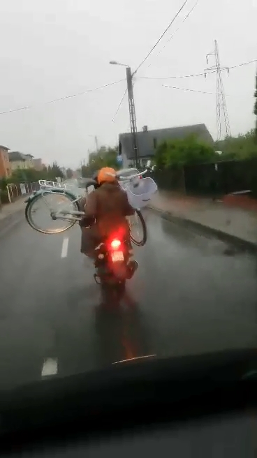 Nietypowy transport roweru (wideo)