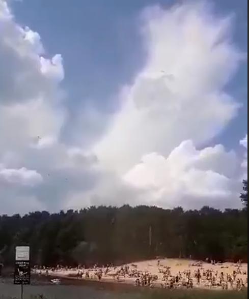 Trąba powietrzna na plaży zaatakowała wypoczywających (wideo)