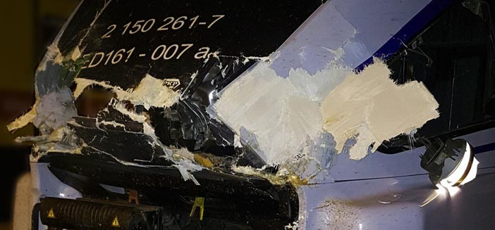 Pociąg wjechał w drzewo. Roztrzaskana lokomotywa