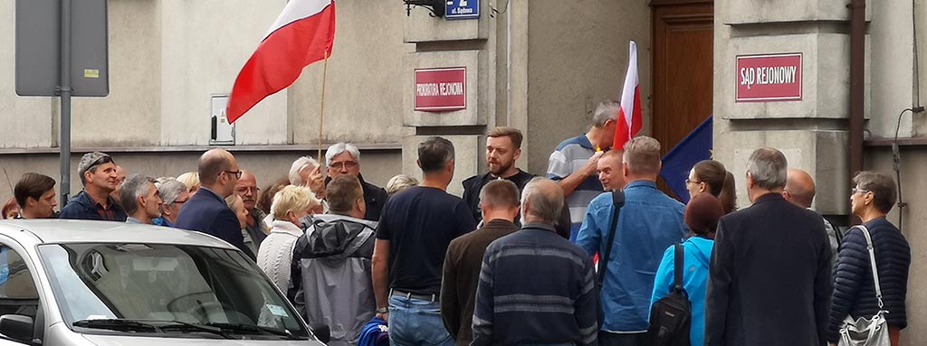 „Sądy źle działają”, „Spieprzaj dziadu” – grupka manifestowała pod Sądem