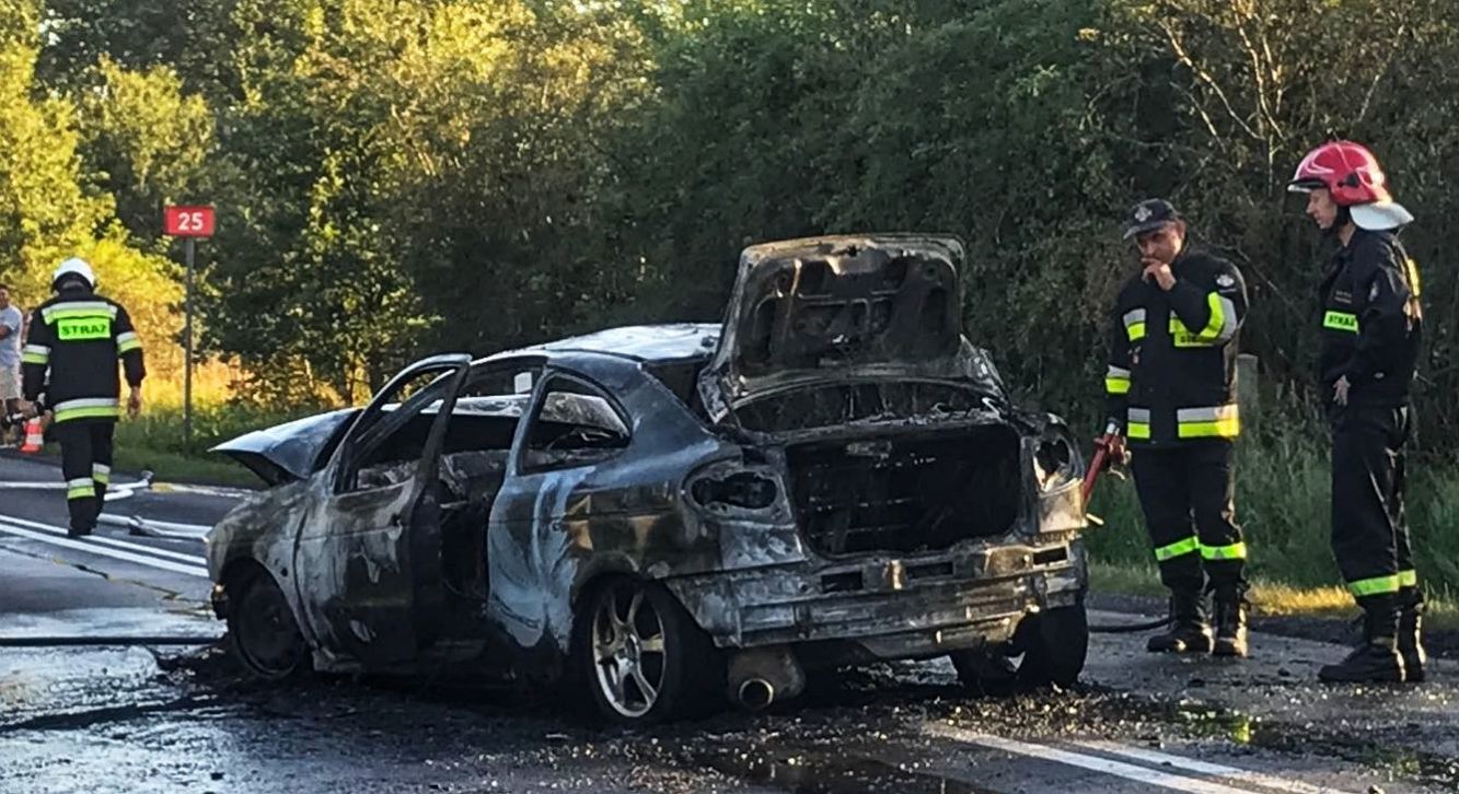 Potwornie wyglądający wypadek na DK25. Jedno auto spłonęło