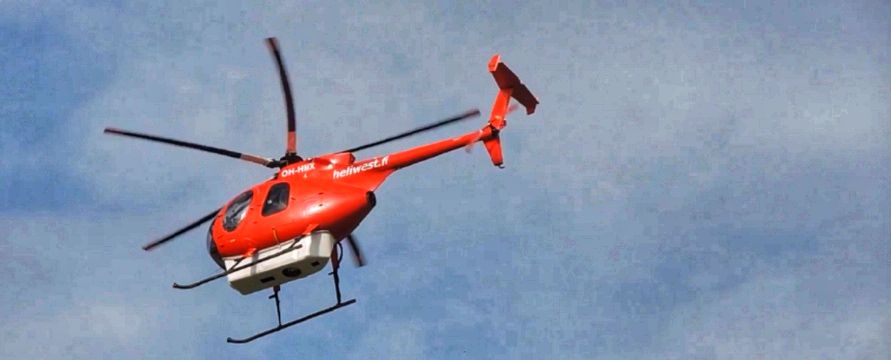 Tajemniczy czerwony helikopter nisko latający
