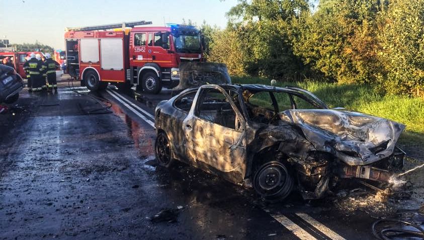 Potwornie wyglądający wypadek na DK25. Jedno auto spłonęło