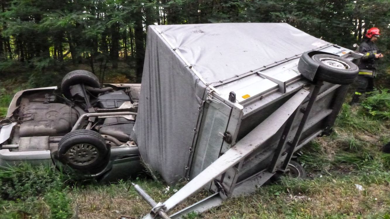 Dachował autem z przyczepką