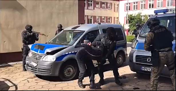 Rozbili radiowóz podczas ćwiczeń (foto+wideo)