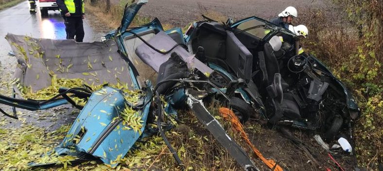 Opel uderzył w drzewo. Niestety mężczyzna zmarł