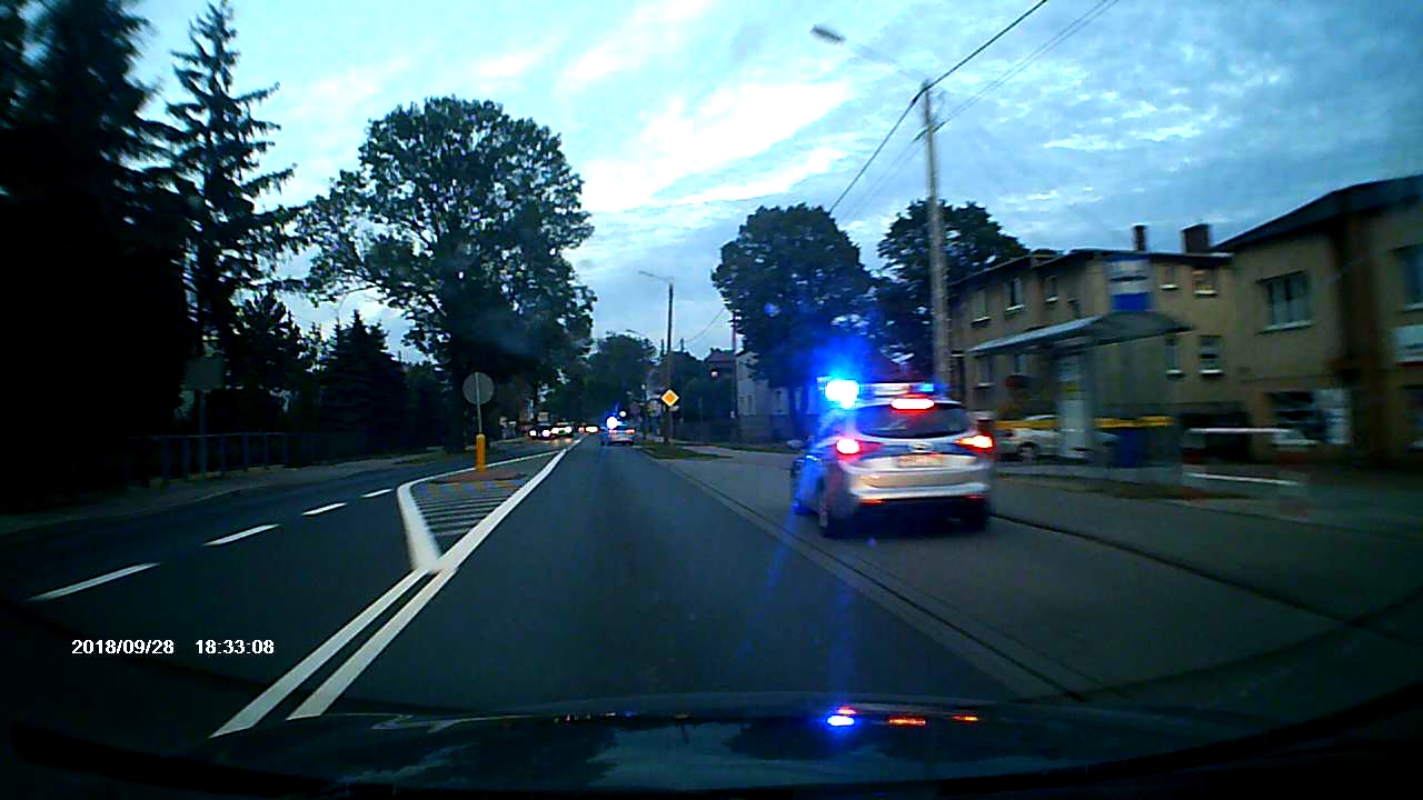 Wideo z policyjnej eskorty dziecka z połkniętą agrafką