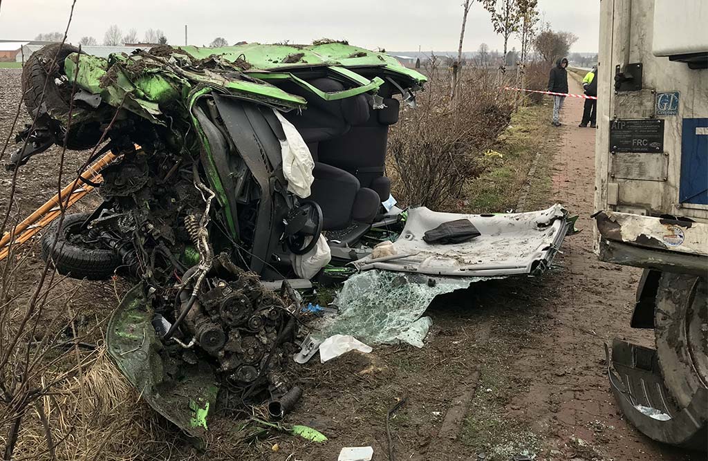 Wypadek w Kościelnej Wsi. Ciężarówka i Opel
