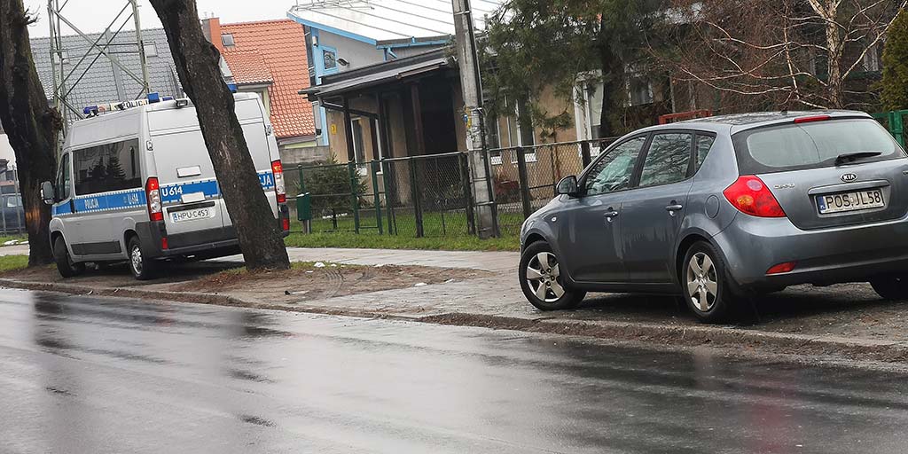 Kolejny nieoznakowany radiowóz brał udział w kolizji. Odjechał na lawecie