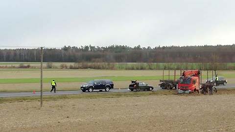 Pękła opona, ciężarówka na poboczu