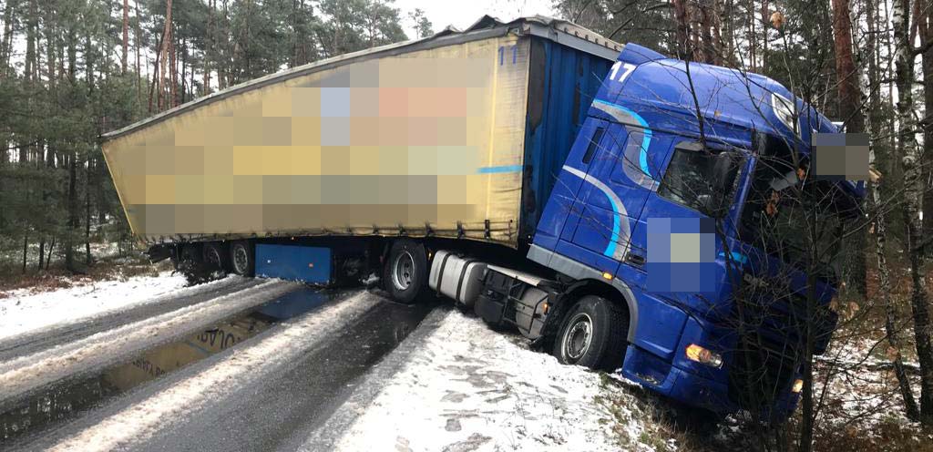 Ciężarówka w poprzek drogi Odolanów-Ostrzeszów