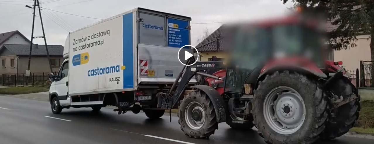 Pchał traktorem samochód dostawczy. Upiekło mu się przed ITD