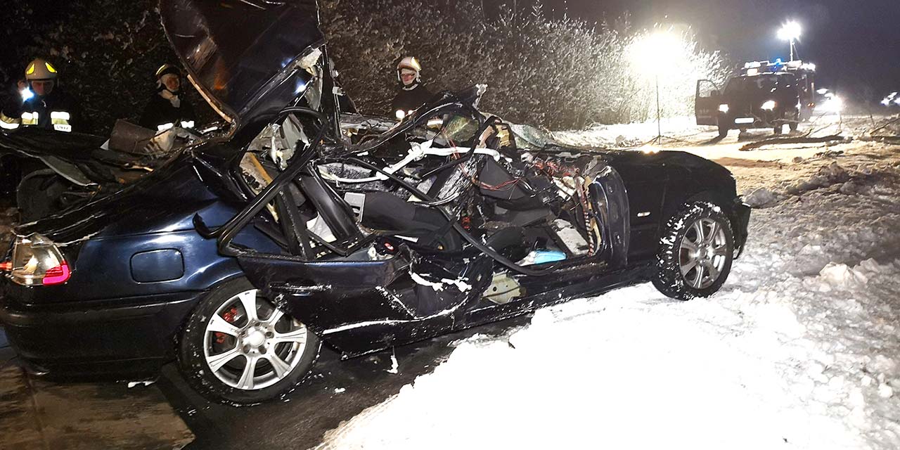 2 osoby zginęły. BMW uderzyło w drzewo