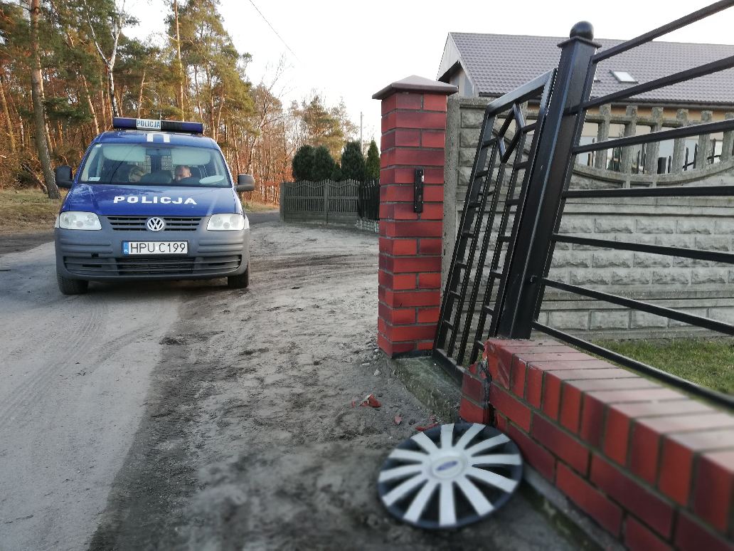 33-latka miała 2,5 promila. Wjechała w ogrodzenie posesji