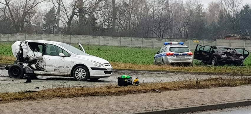 17-latek uciekał BMW przed policją. Rozbił się