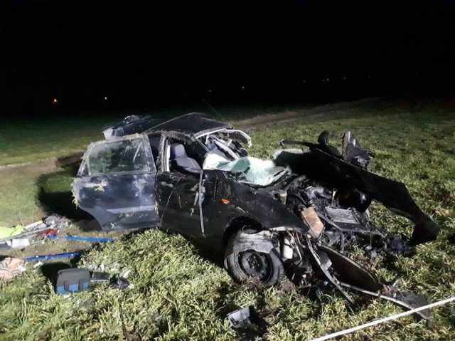 Samochód roztrzaskał się o słup OSTROW24.tv Ostrów