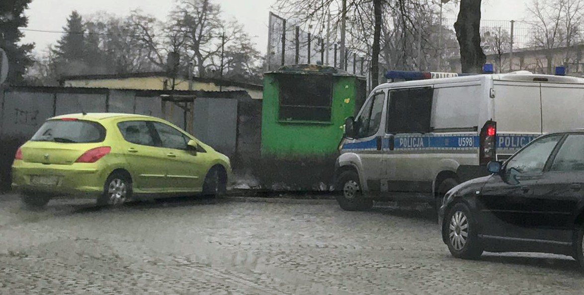 Skradziono Peugeota. Znaleziono go przy cmentarzu