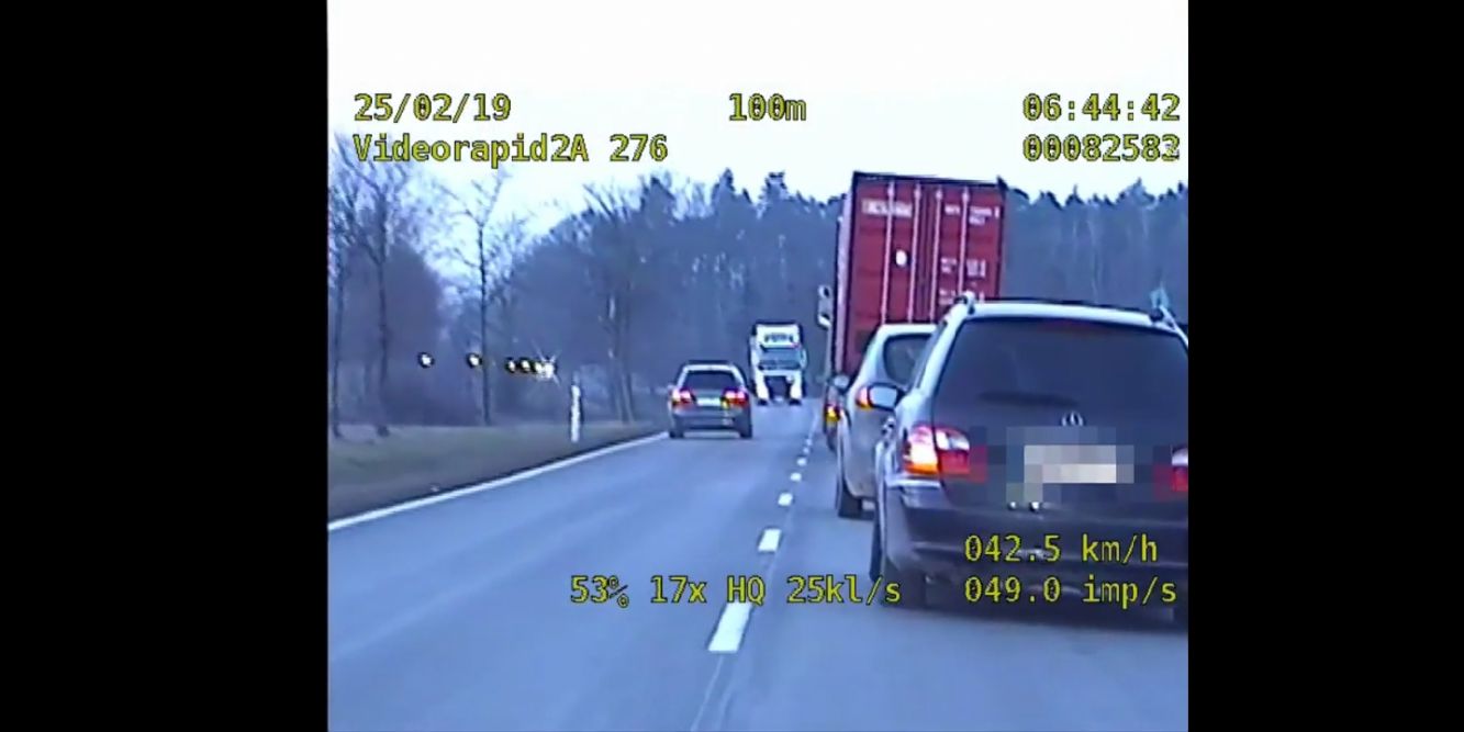 Pościg pod Ostrowem. Kierowcy nie współpracowali z policją