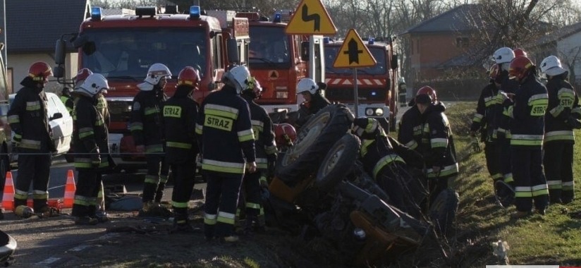 Traktor przewrócił się do góry kołami przygniatając rolnika