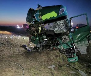 Zderzenie dwóch ciężarówek. Zginął kierowca