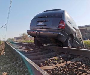 Wypadek na ul. Długiej. Auto na torach