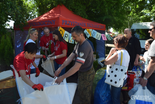 „Drzewka za butelki” oraz „Kwiaty za elektro – odpady”