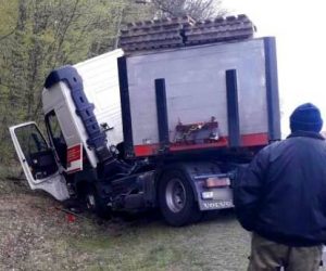 Ciężarówka „złamana w pół”