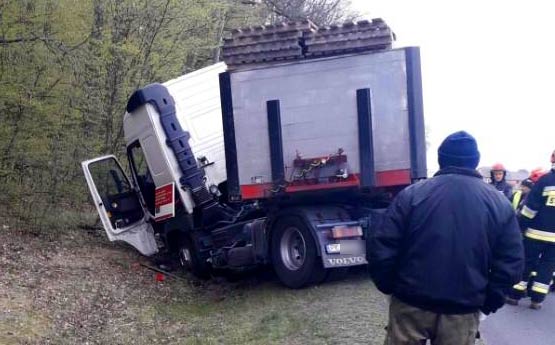 Ciężarówka „złamana w pół”