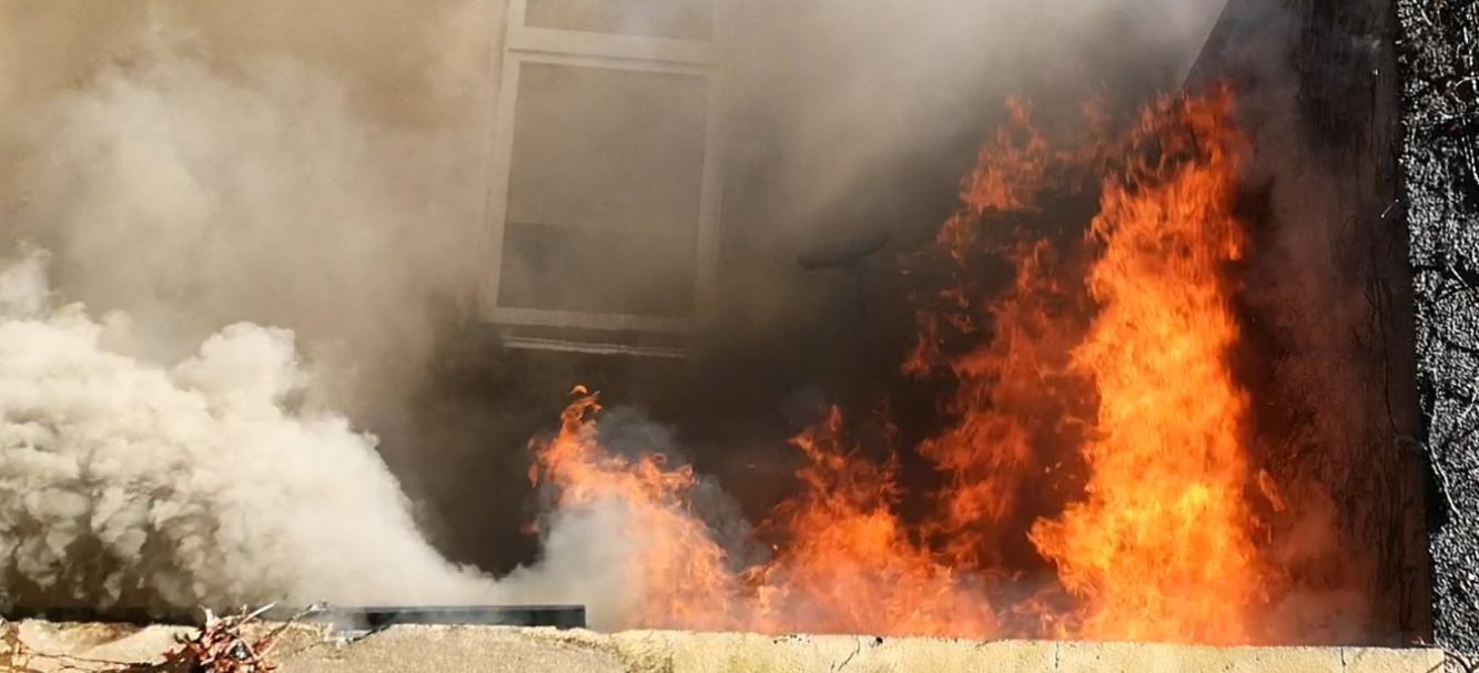 Duży pożar na podwórzu kamienicy przy ul. Kolejowej