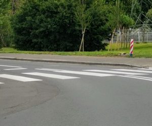 36-latka skasowała latarnię. Na łuku pojechała prosto. Były promile!