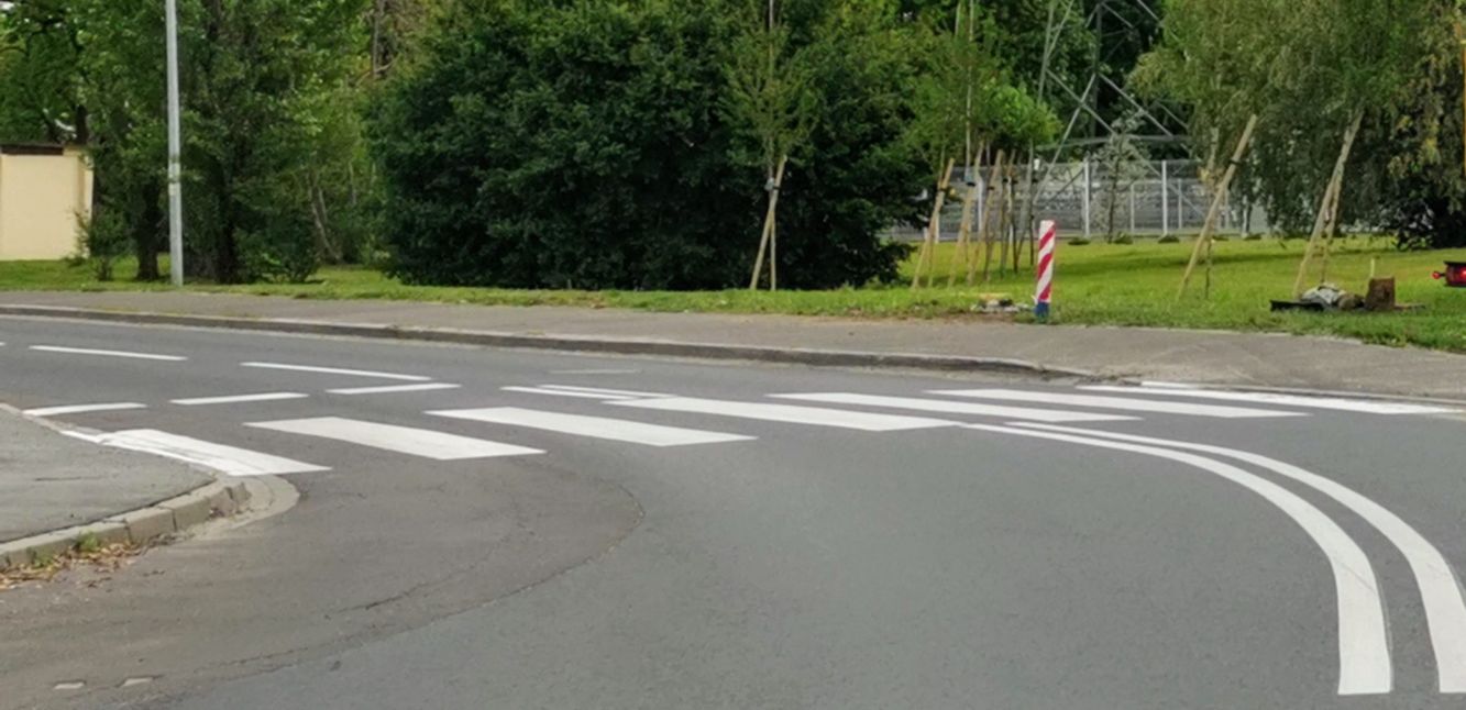 36-latka skasowała latarnię. Na łuku pojechała prosto. Były promile!