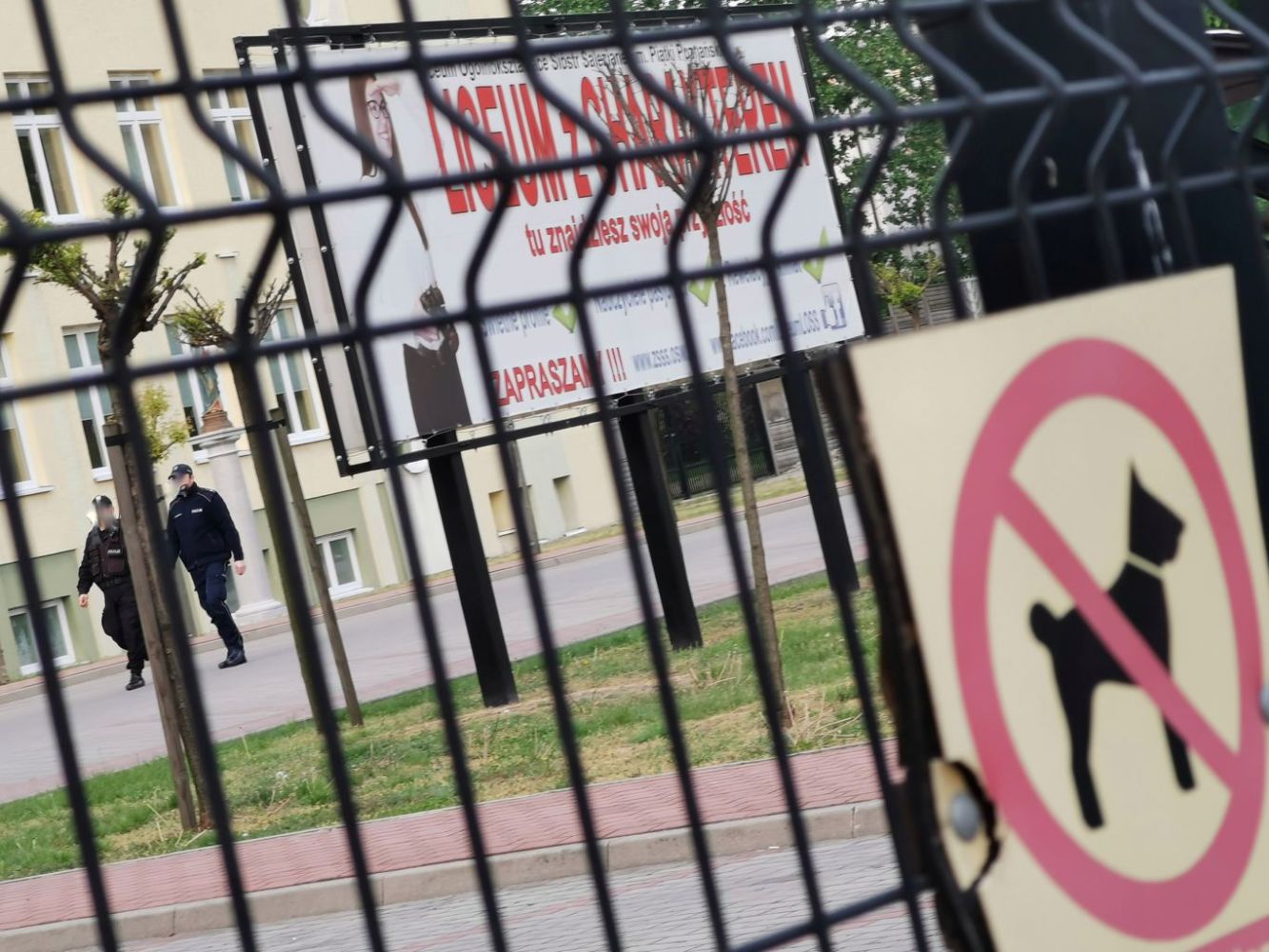 Policjanci pilnowali szkół, a informacje o bombach i tak były
