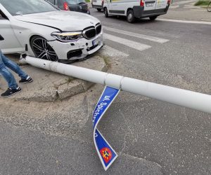 BMW skosiło latarnię przy „samolocie”