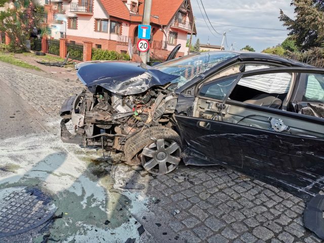 21latek roztrzaskał samochód na Odolanowskiej OSTROW24