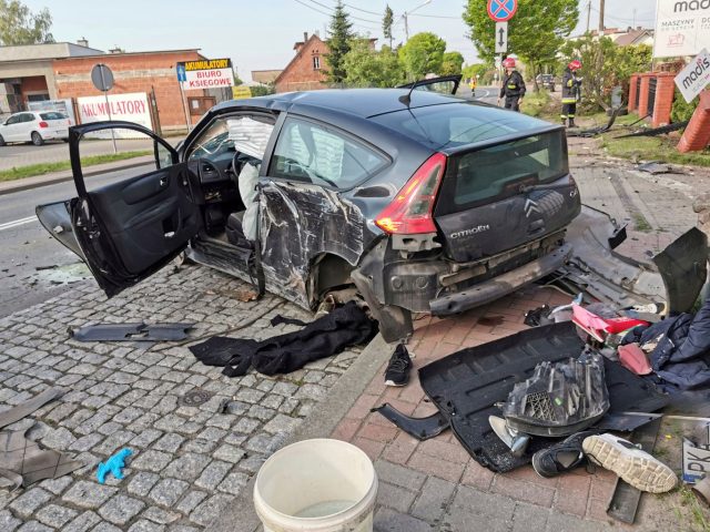 21latek roztrzaskał samochód na Odolanowskiej OSTROW24