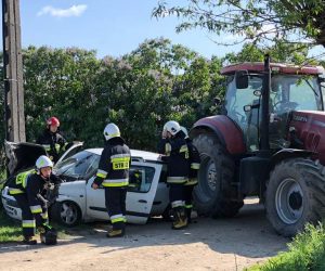 Wypadek w Słaborowicach. Renault i traktor