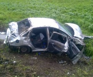 4 osoby ranne po dachowaniu Forda