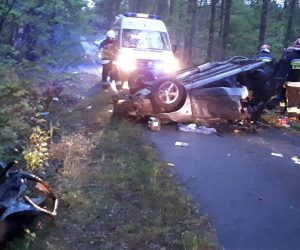 Dachowanie w lesie. Wycinali kierowcę