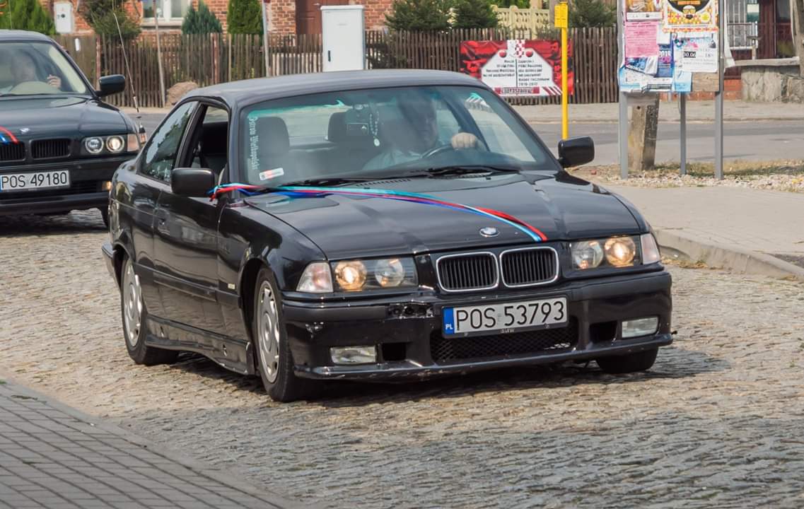 Spod Biedronki skradziono BMW