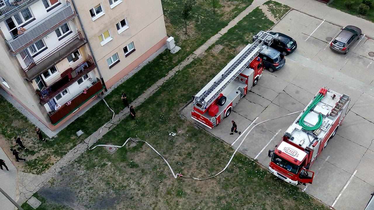 Test drabiny strażackiej przy wieżowcu (foto+wideo)