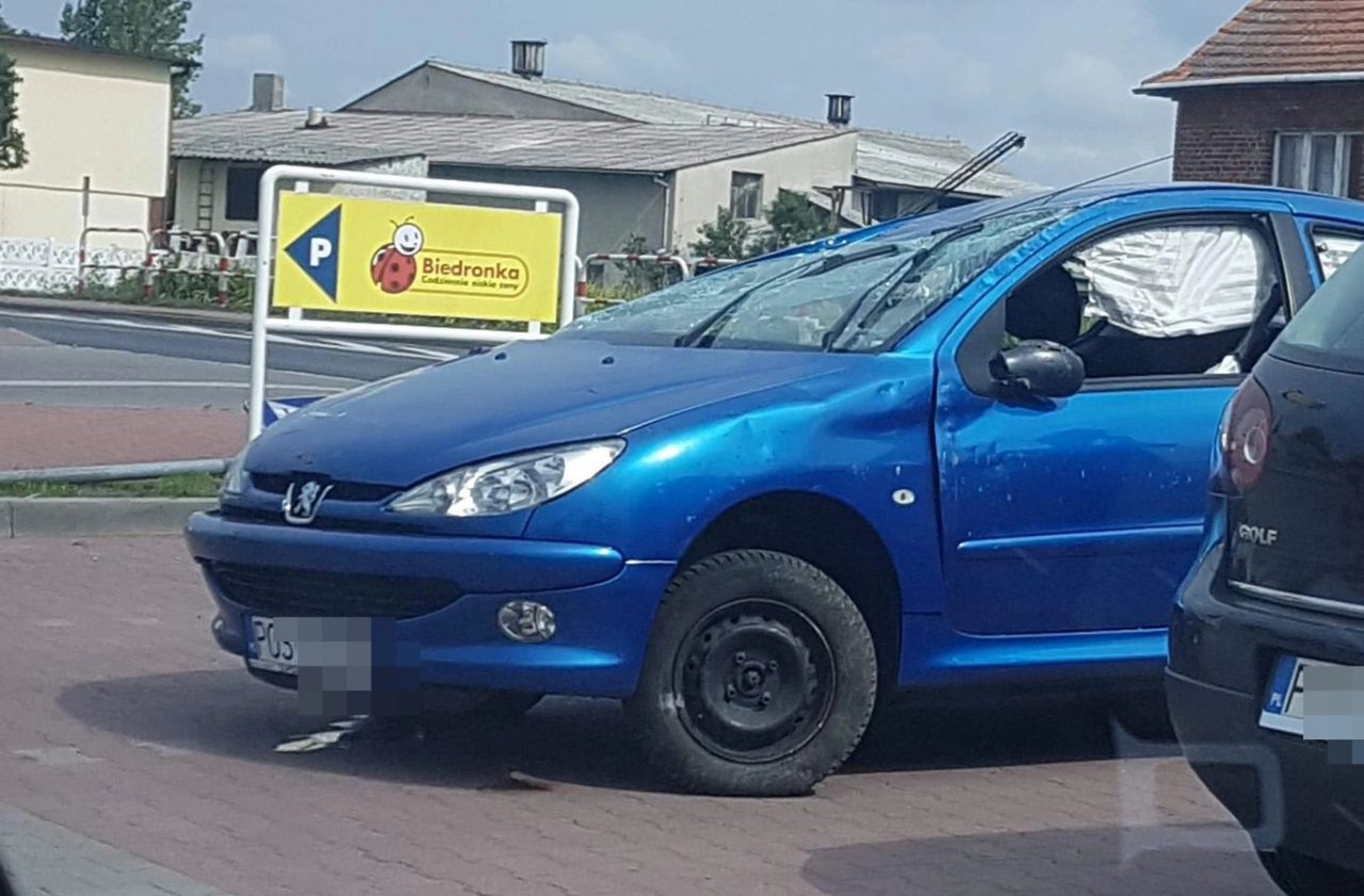 Dachowanie przy Biedronce. Auto wpadło na parking