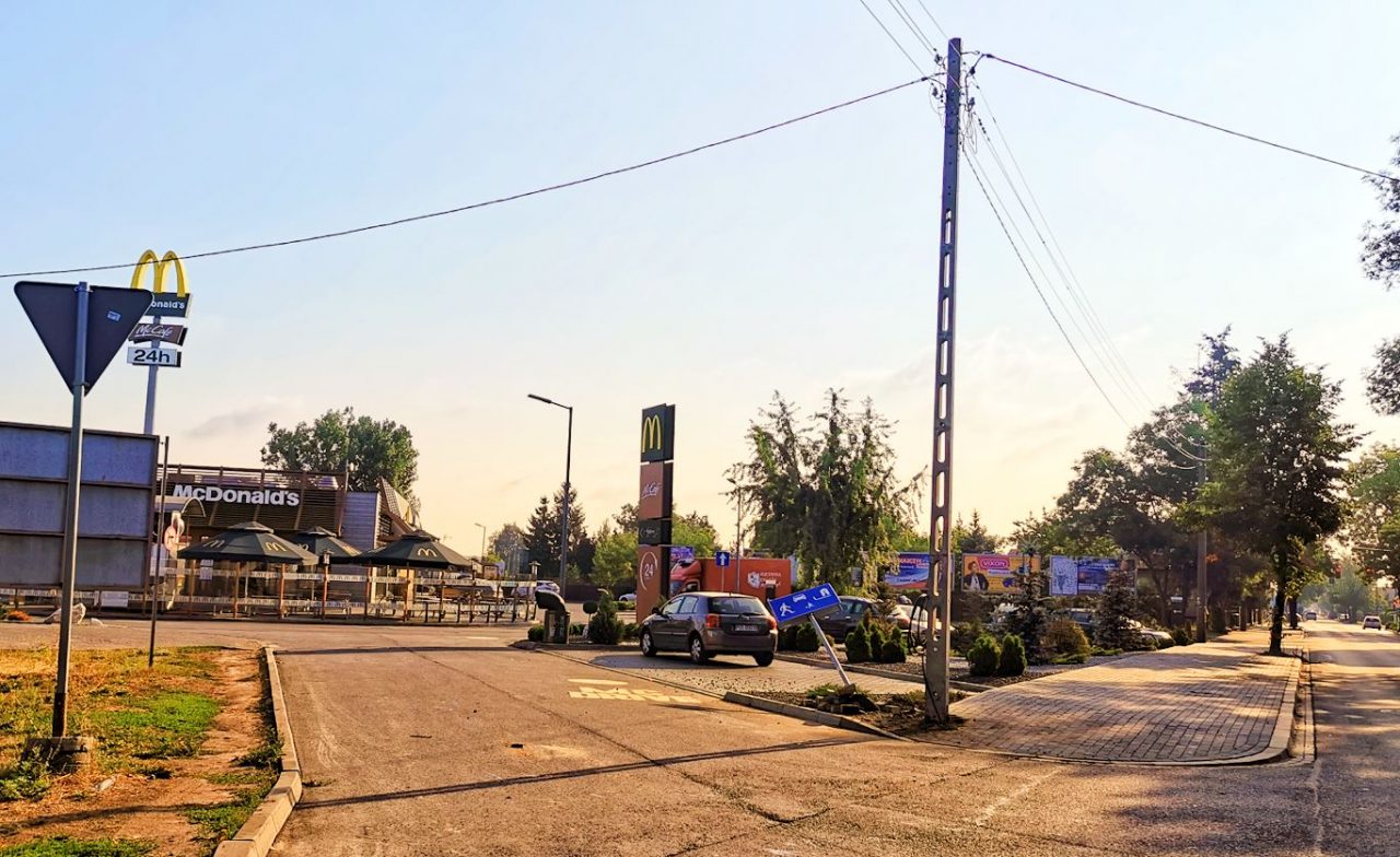 Skosił słup energetyczny przy McDonald’s i uciekł