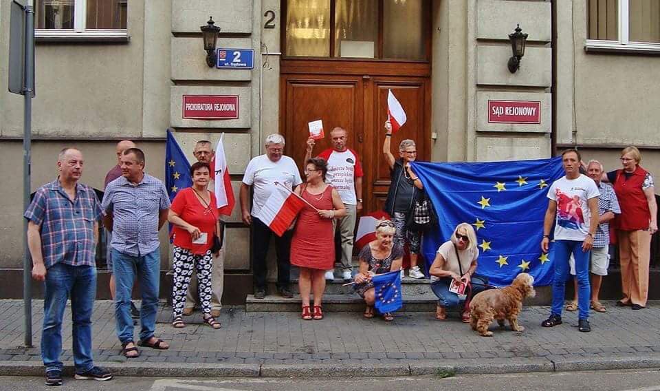 Protestowali pod Sądem, popierają Ewę Matecką do Senatu