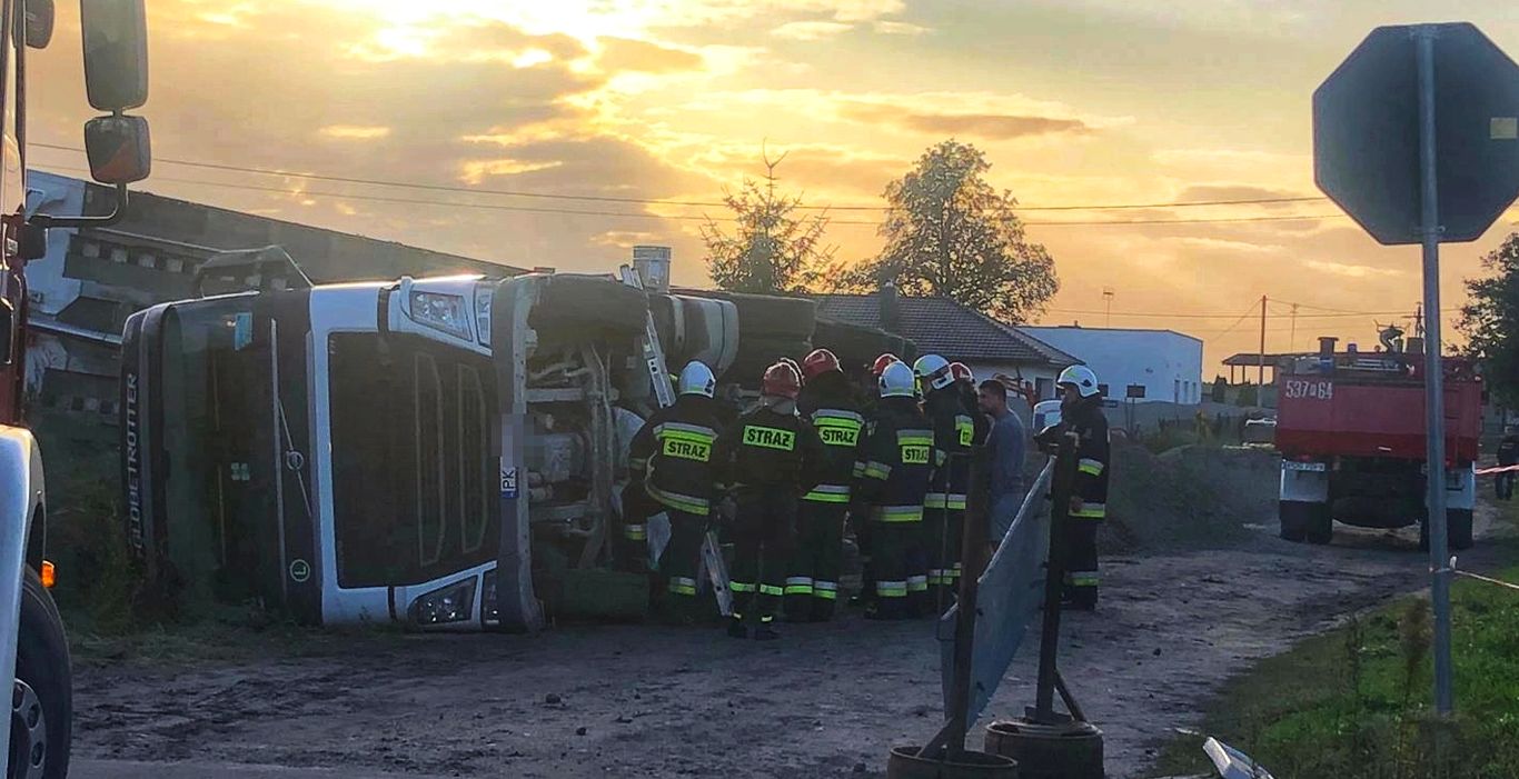 Ciężarówka z piaskiem przewróciła się
